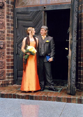 41-Petra und Dirk-an-Kirche